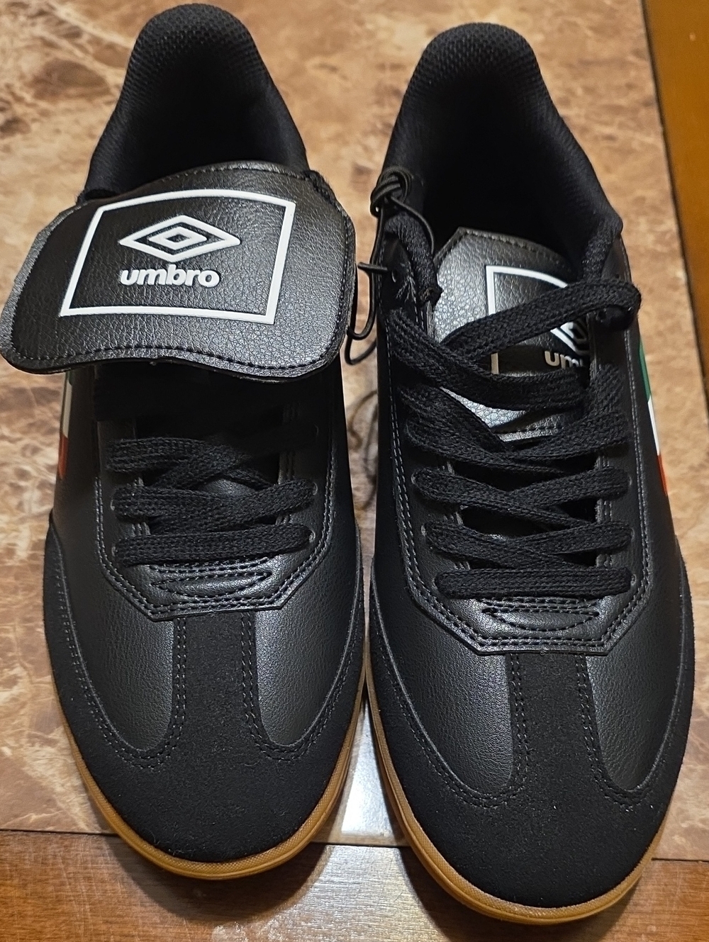 Umbro Black Low-Top Sneakers with Gum Sole